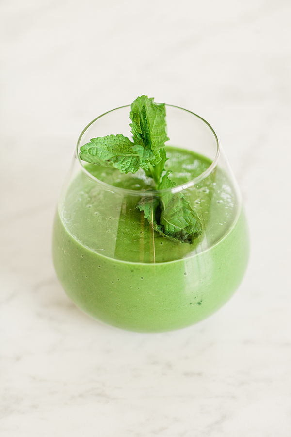 green hydrating smoothie, smoothie, breakfast, eating your fruits and veggies, sun and salt wellness